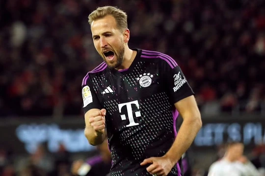 Harry Kane lập 2 kỷ lục, đưa Bayern Munich lên ngôi đầu Bundesliga