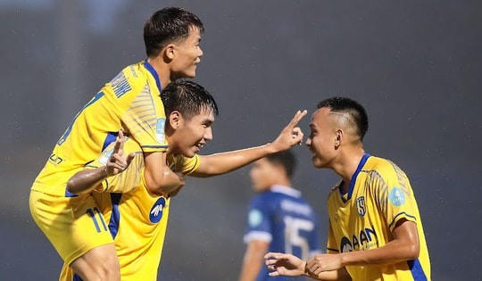 Sông Lam Nghệ An hạ Đồng Tháp trong cơn mưa bàn thắng