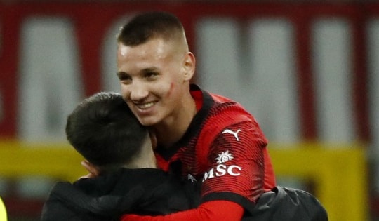 Cầu thủ 15 tuổi của AC Milan đi vào lịch sử Serie A