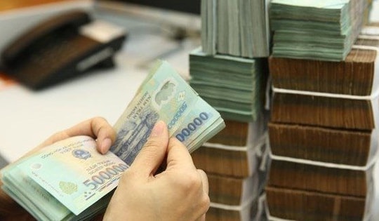 Lãi suất giảm sâu, tiền gửi tiết kiệm vẫn "đổ" vào ngân hàng