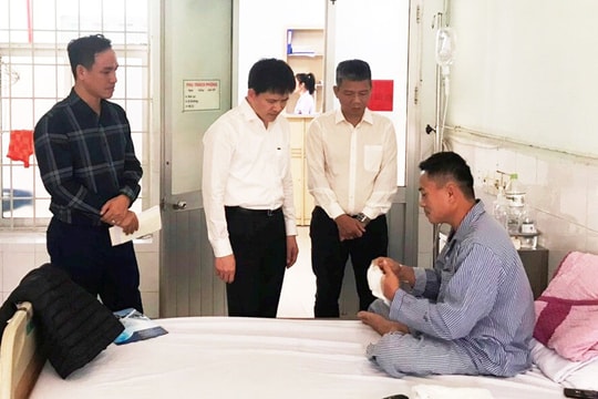 Khống chế người đàn ông dùng dao đe doạ dân, 3 công an Hải Phòng bị thương