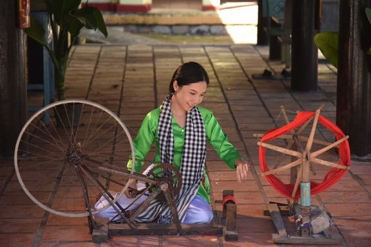 Làng dệt khăn rằn trăm tuổi ở miền Tây