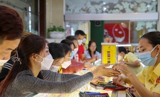 Giá vàng có thể tăng lên 74 triệu đồng/lượng: Nên mua vào hay bán ra lúc này?
