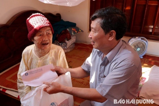 Đoàn đại biểu tỉnh Phú Yên tặng quà gia đình chính sách tại Hải Dương