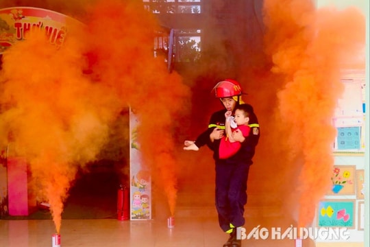 400 giáo viên, trẻ mầm non tham gia diễn tập chữa cháy, cứu nạn