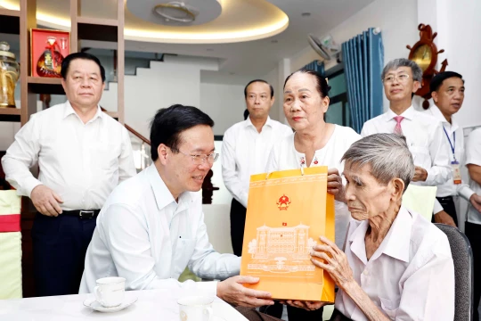 Đề xuất dành hơn 449 tỷ đồng tặng quà người có công dịp Tết Giáp Thìn 2024