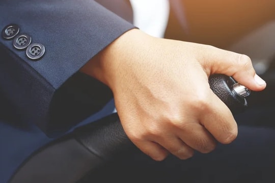 5 thói quen lái xe phổ biến có thể làm hỏng xe của bạn
