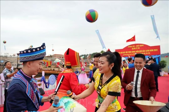 Độc đáo màn hát đối trên sông biên giới Việt - Trung