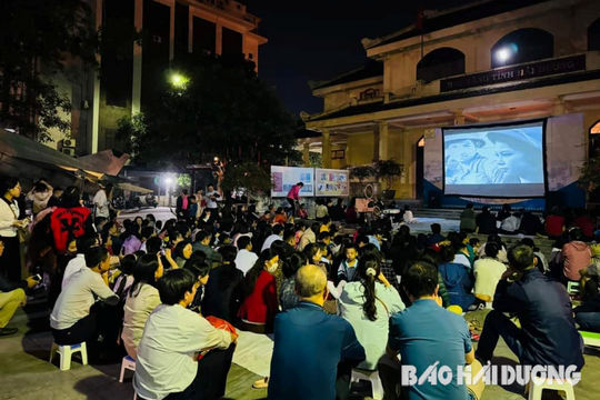 Hàng trăm người đến Bảo tàng tỉnh xem chiếu bóng 