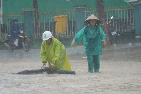 Mưa như trút nước, nguy cơ cao xảy ra lũ quét và sạt lở ở 7 tỉnh miền Trung