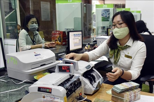 Lãi suất ngân hàng giảm xuống dưới 5%/năm, tiền nhàn rỗi vẫn đổ về kênh tiết kiệm