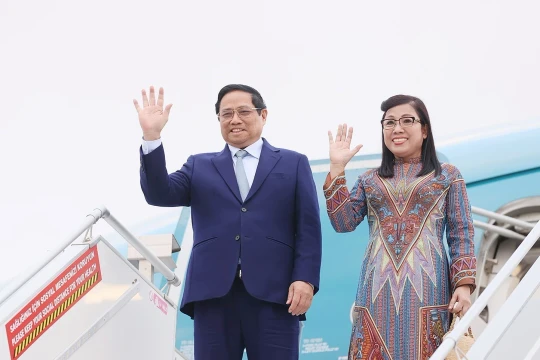 Thủ tướng tới Dubai, bắt đầu tham dự COP28 và hoạt động song phương tại UAE