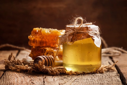 Tại sao mật ong có thể bảo quản hàng nghìn năm không hỏng?