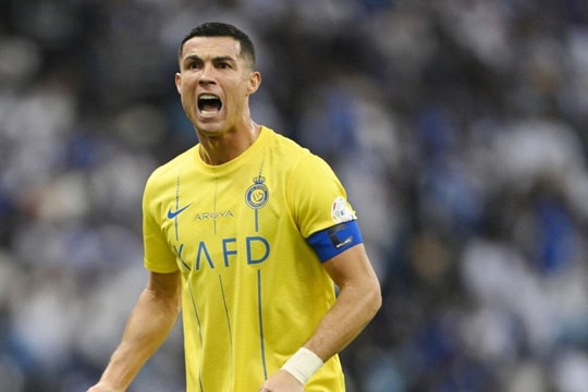 Ronaldo đổi thái độ khi fan hô vang "Messi"