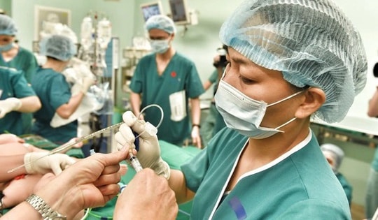 Đề nghị tăng lương khởi điểm của bác sĩ