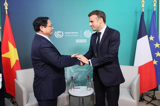 Thủ tướng Chính phủ Phạm Minh Chính gặp Tổng thống Pháp Emmanuel Macron