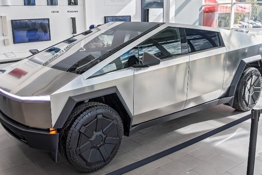 Siêu bán tải gây nhiều hoài nghi Tesla Cybertruck lộ diện, giá từ 60.100 USD