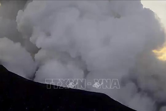 Núi lửa Marapi trên đảo Sumatra, Indonesia phun tro bụi cao 3 km