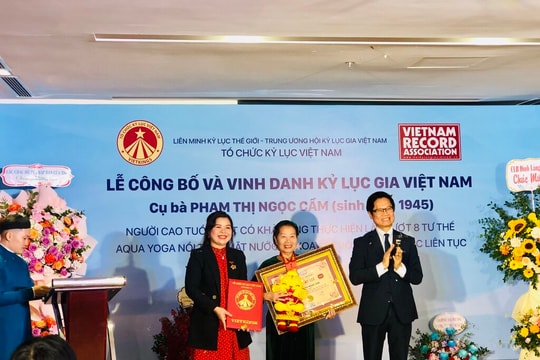 Xác lập Kỷ lục người cao tuổi nhất thực hiện 8 tư thế Yoga nổi và xoay 80 vòng dưới nước
