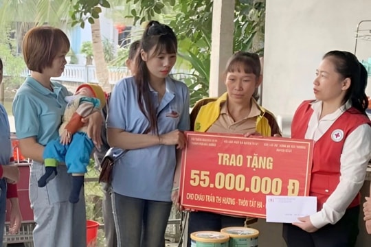 Gia đình anh Trần Văn Quy nhận được 55 triệu đồng tiền ủng hộ