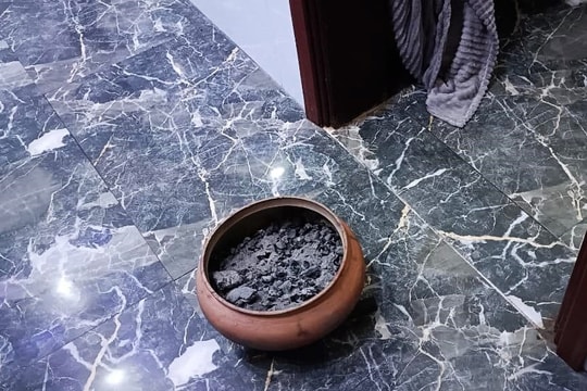 Đốt than sưởi ấm, 3 người ở Hà Tĩnh nhập viện cấp cứu