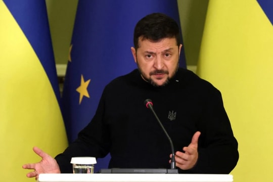 Tổng thống Ukraine bình luận về tình hình mặt trận và vấn đề tuyển tân binh