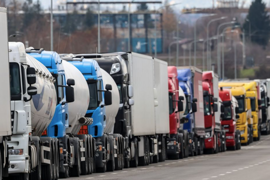 Những chiếc xe tải đầu tiên đi qua cửa khẩu Ukraine-Ba Lan sau các cuộc phong toả
