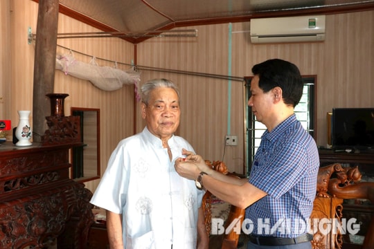 Hải Dương xem xét hỗ trợ 5 triệu đồng và đóng bảo hiểm y tế cho đảng viên 40 năm tuổi Đảng