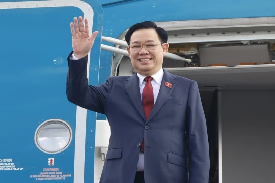 Chủ tịch Quốc hội Vương Đình Huệ lên đường dự Hội nghị Cấp cao Quốc hội CLV