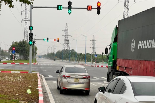 Ô tô dừng sai làn khi chờ đèn đỏ trên đường Võ Nguyên Giáp