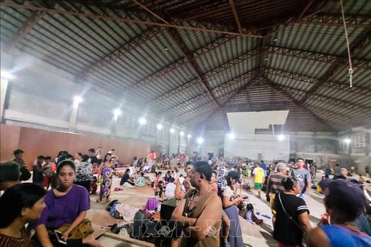 Rung chấn mạnh khiến người dân sơ tán khỏi các tòa nhà tại Manila
