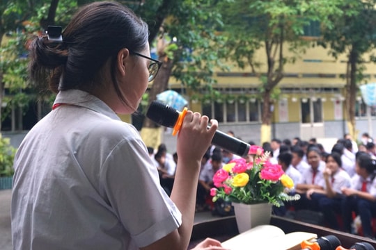 Nữ sinh kể chuyện trước cờ sau hai tuần bị phạt đọc sách
