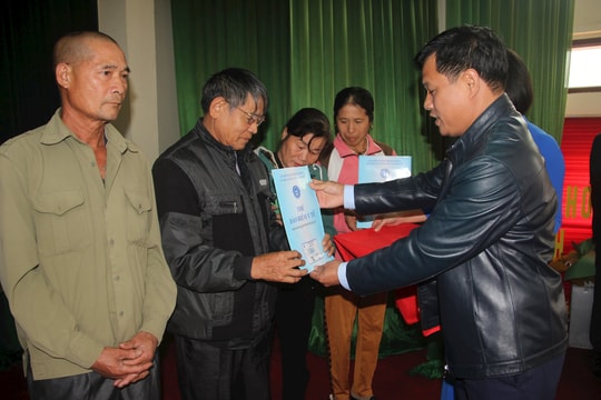 Thanh Miện tặng gần 900 thẻ bảo hiểm y tế cho người khó khăn