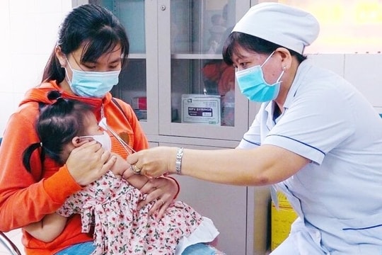 Thứ trưởng Y tế lên tiếng việc thiếu vaccine tiêm chủng mở rộng