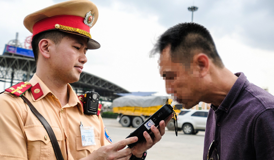 Thổi chung ống đo nồng độ cồn có lây bệnh đường hô hấp?