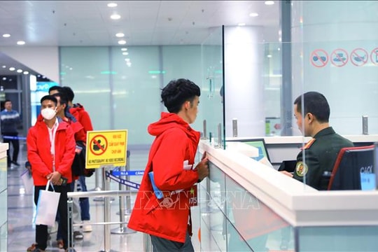 Cục Quản lý xuất nhập cảnh hỗ trợ công dân Việt Nam từ Myanmar về nước