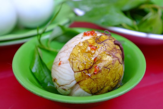 Ăn trứng vịt lộn