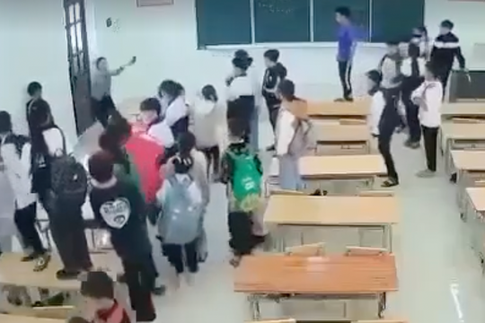 Đình chỉ hiệu trưởng vụ cô giáo bị học sinh nhốt