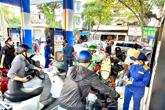 Không trích lập quỹ bình ổn, giá xăng RON95-III giảm gần 700 đồng mỗi lít