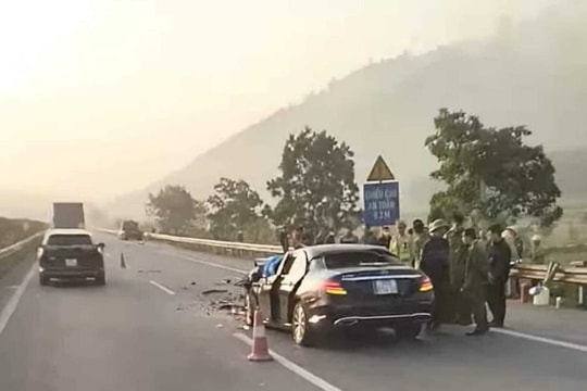 Xe Mercedes tông trúng ô tô trên cao tốc Nội Bài - Lào Cai, lái xe tử vong