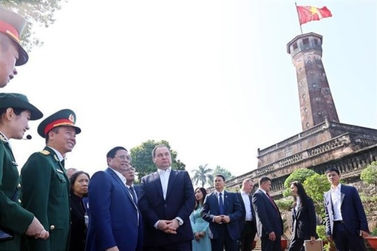 Vietnamese, Belarusian PMs visit Ha Noi Flag Tower, enjoy coffee