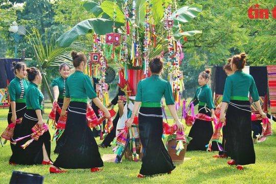 Gìn giữ nét đẹp văn hóa của dân tộc Thái đen Lai Châu qua lễ hội Then Kin Pang