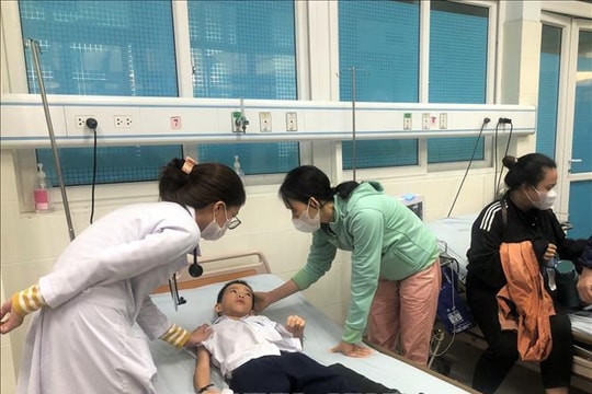 20 học sinh nghi ngộ độc thực phẩm vì ăn đồ lạ ở cổng trường