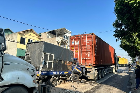 3 ô tô va chạm liên hoàn, quốc lộ 38 ùn ứ nhiều giờ