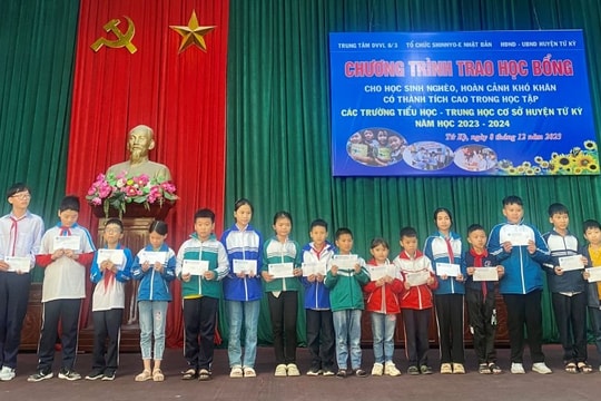 Tổ chức Shinnyo-en tặng học bổng cho 96 học sinh nghèo học giỏi ở Tứ Kỳ