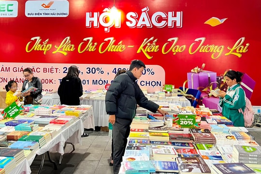 Bán gần 1.000 đầu sách mỗi ngày tại Hội sách "Thắp lửa tri thức - kiến tạo tương lai"