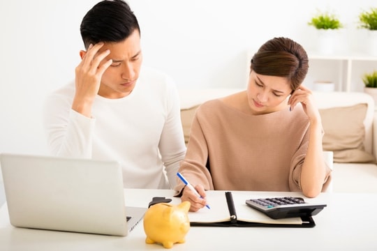 Chồng quẳng gánh nặng tài chính cho vợ