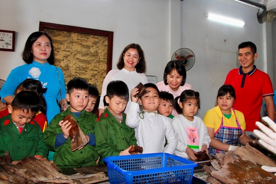Trẻ mầm non Ninh Giang trải nghiệm làm bánh gai