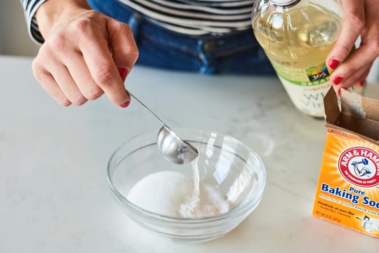 Tại sao không nên trộn baking soda và giấm để làm sạch?