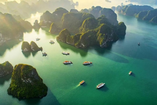 Vịnh Hạ Long lọt top 10 kỳ quan thiên nhiên hút khách nhất thế giới